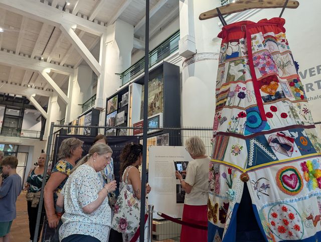 Bezoekers bekijken de bevrijdingsrok tijdens de opening van de tentoonstelling