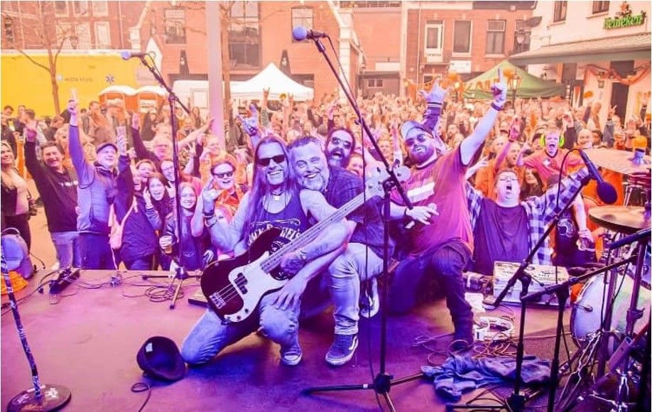 Koningsnacht Herenplein, foto van band op podium met publiek