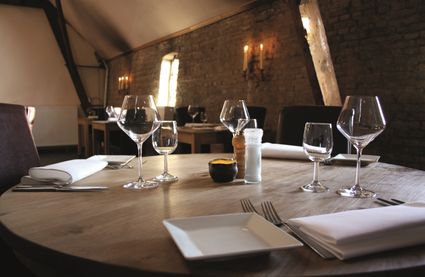 Tafel gedekt bij restaurant weidumerhout