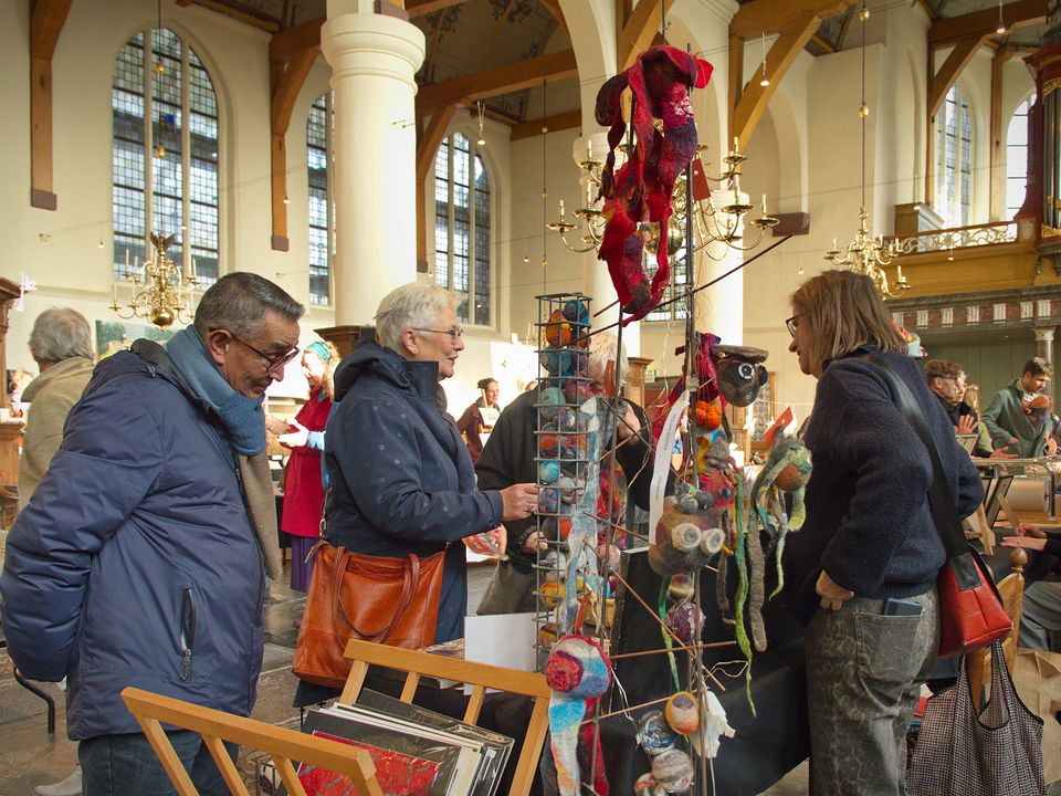 Kerstmarkt in een kerk