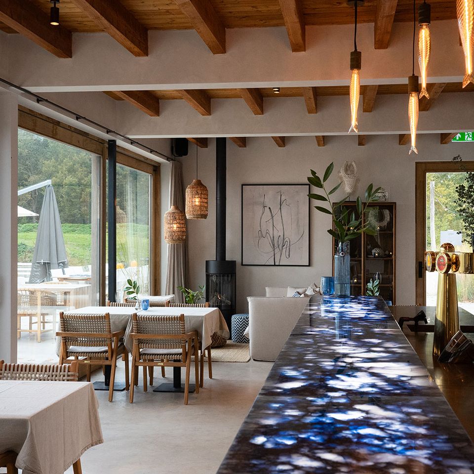 Gedekt houten tafels bij Restaurant Lago Oisterwijk