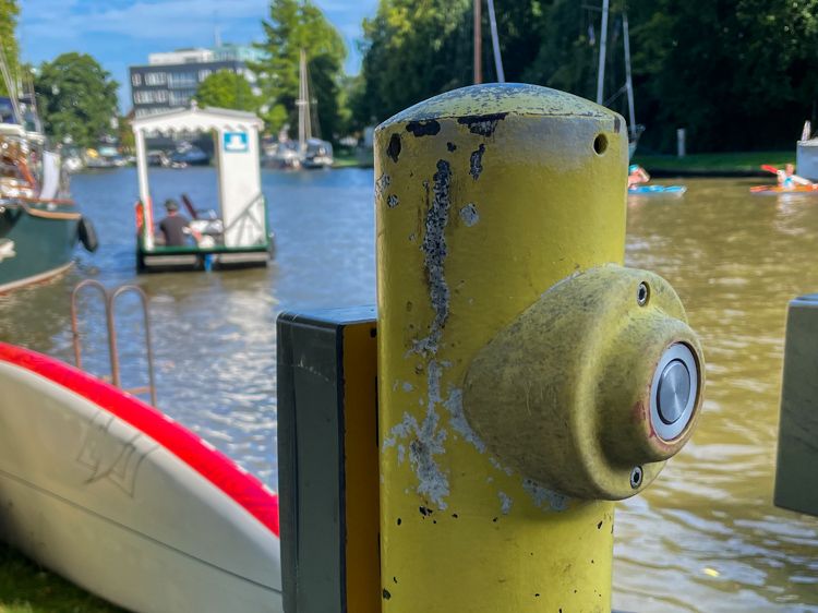 Met een knop dat je kent van stoplichten kun je het pontje oproepen.