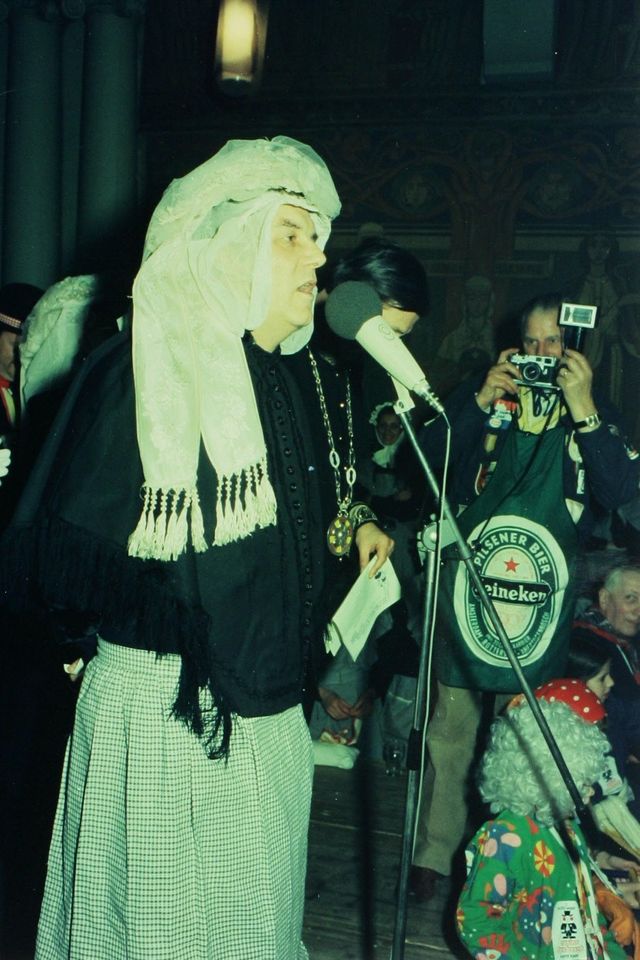 Hendrien, de huishoudster van de Peer (Wim Kersten) aan het woord tijdens de ontvangst op het Stadhuis in 1976.