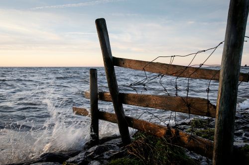Opspattend water klotst tegen de Markermeerdijk bij Scharwoude.