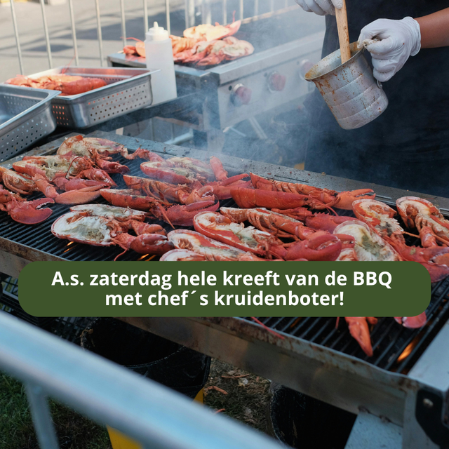 Chef die hele kreeften klaarmaakt op de BBQ bij restaurant De Woerdenaar