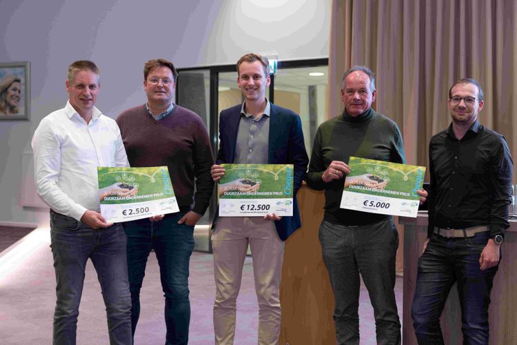Winnaars Duurzaam Ondernemen Prijs 2024 nemen hun cheque in handen