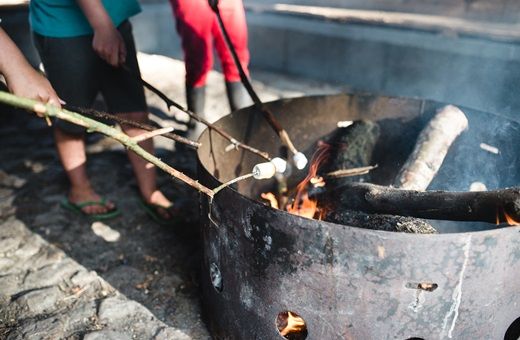 Takken met marshmallows boven het vuur