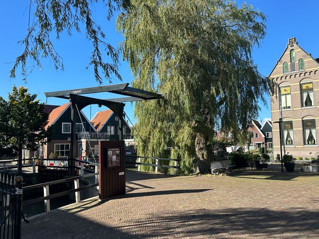 Een bord van 't Burgerpad bij de Sint-Ventiuskerk