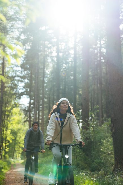 Stel fietst met mutsen op door het bos