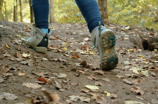 benen met wandelschoenen van een wandelaar in de natuur