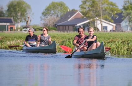 Familie kanovaren bij Boerderij De Boerinn in Kamerik tijdens een ontspannen groepsuitje op het water in het Groene Hart