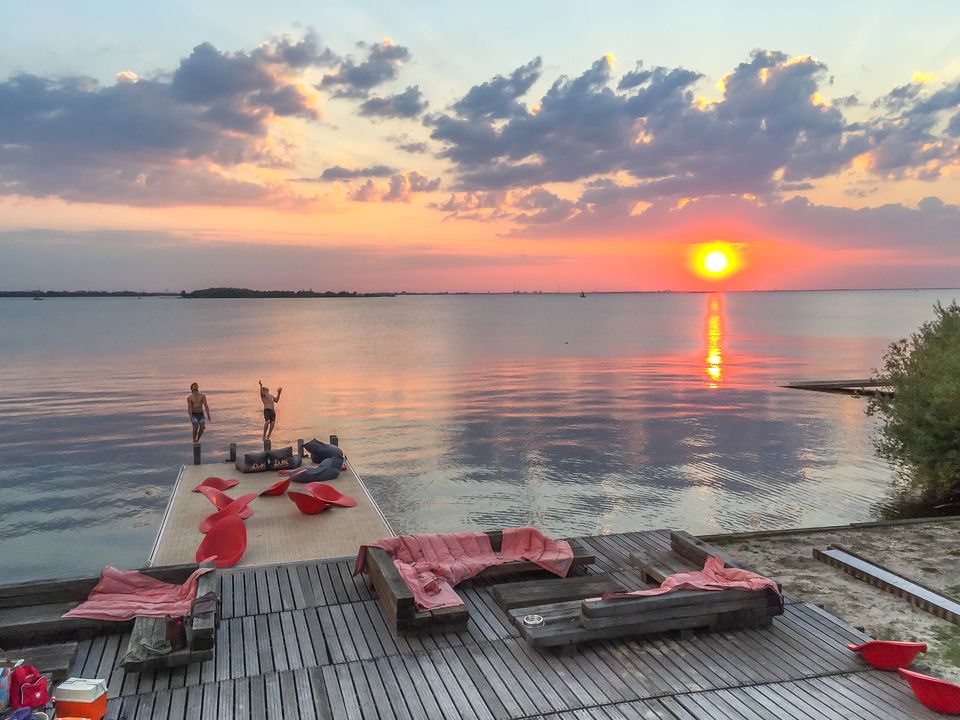 Vanaf Marina Muiderzand in Almere kun je letterlijk alle kanten op: Markermeer en IJsselmeer, de Randmeren, maar ook de Friese meren, het Waddengebied en de Noordzee zijn eenvoudig bereikbaar.