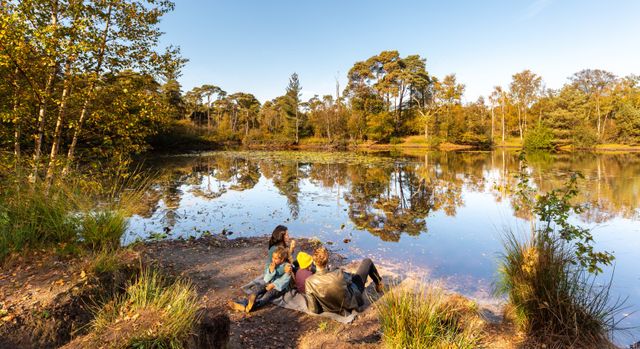 Gezin geniet in de natuur bij Oisterwijkse Bossen en Vennen