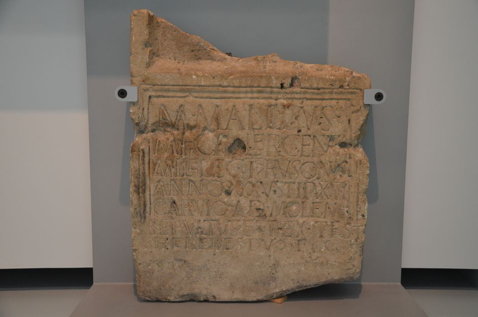 De grafsteen uit de Bijland met de vermelding van Carvium ad Molem: M(arcus) Mallius / M(arci) f(ilius) Genua / mile(s) leg(ionis) I )(centuria) Rusonis / anno(rum) XXXV stip(endiorum) XVI / Carvio ad molem / sepultus est ex test(amento) / heredes duo f(aciendum) c(uraverunt)