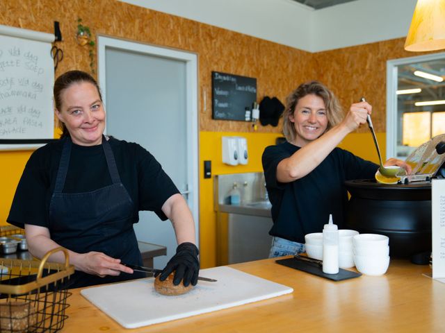 Twee vrouwen die koken bij firma van buiten in Delft