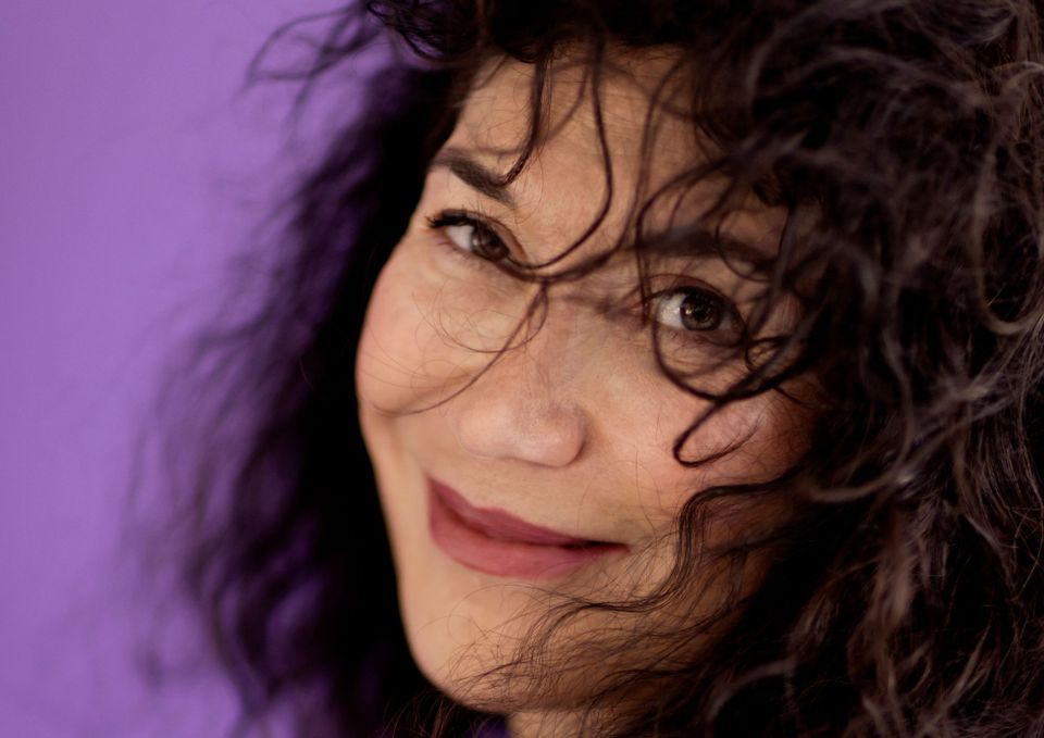 Vrouw met krullend haar