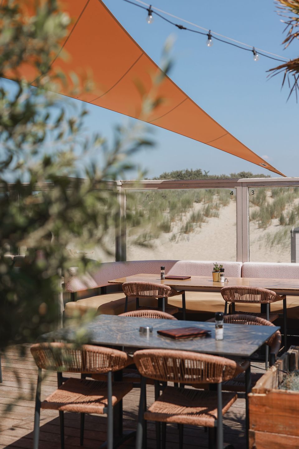 Sfeerfoto van het terras van Beachclub Looxs