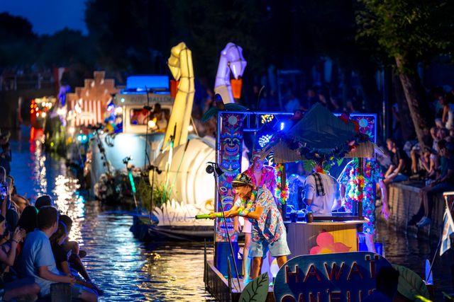 Gondelvaart in de Luts tijdens de feestweek in Balk met meerdere versierde gondels.