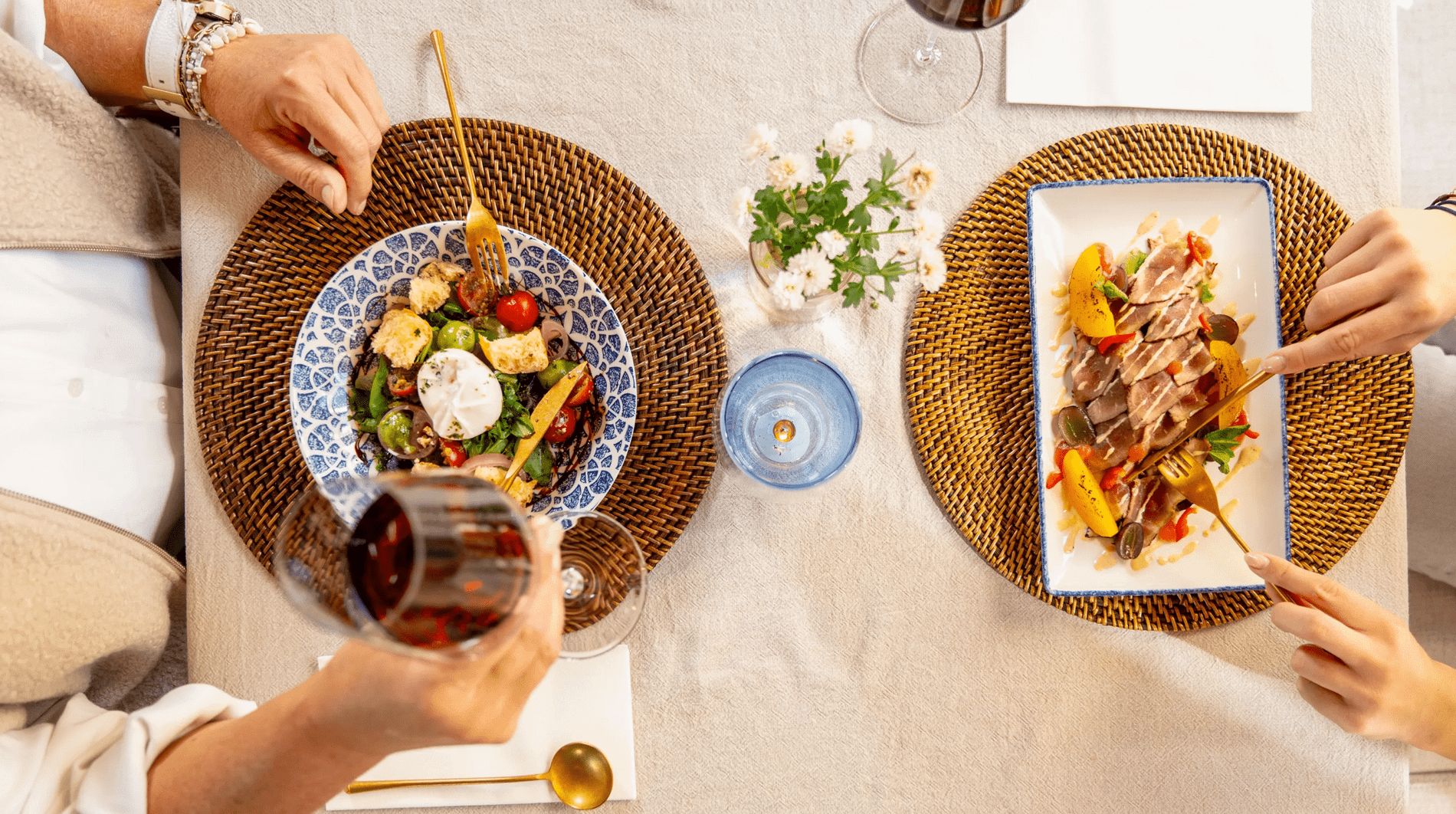 Borden met gerechten bij Restaurant Lago Oisterwijk