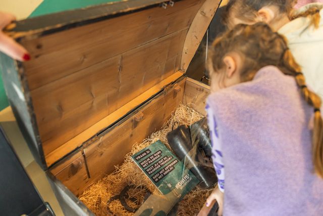 Kinderen ontdekken een interactieve tentoonstelling in het Grebbelinie Bezoekerscentrum bij Fort aan de Buursteeg in Renswoude. De foto laat zien hoe jonge bezoekers spelenderwijs kennismaken met de geschiedenis van de Grebbelinie.