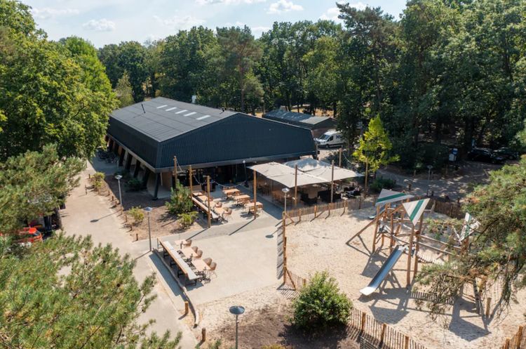 Roompot park De Peel Deurne - hoofdgebouw met terras en speeltuin