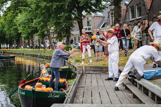 Kaas overgooien tijdens de Kaasmarkt in Edam