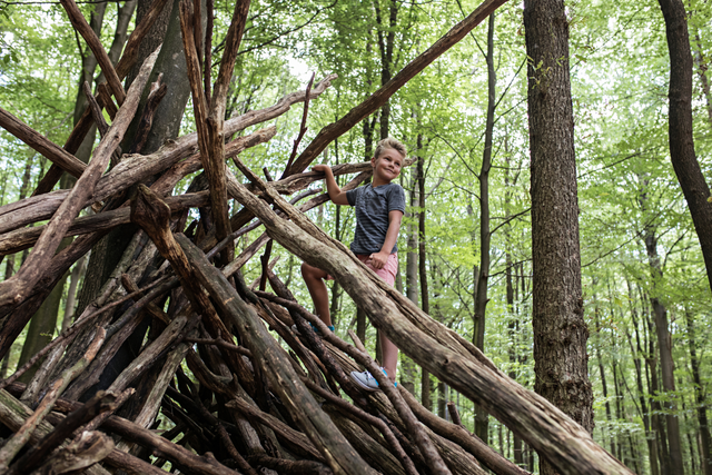 Ein Kind spielt im Kletterpark Grolloo.