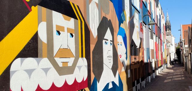 De Kloksteeg in Delft met een Street Art Kunstwerk