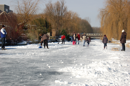 Schaatsen op de grachten in Almere