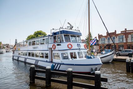 De rondvaartboot Toerist VI vaart door Lemmer