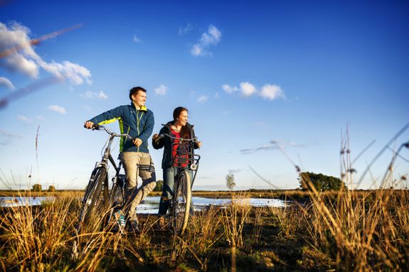 Man en vrouw met fiets aan de hand Nationaal Park Dwingelderveld.