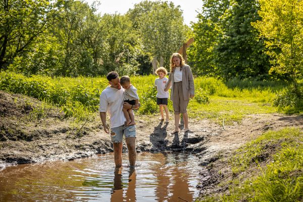 Gezin bij het blotevoetenpad in het Toon Kortoomspark Deurne