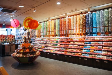 Schappen met snoep bij de Jamin in Almere Centrum.
