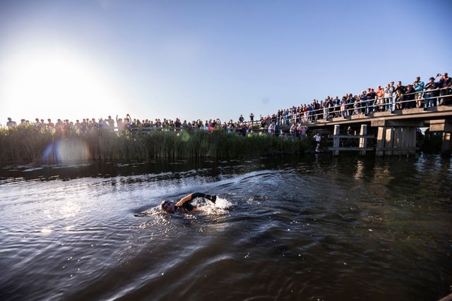Maarten van der Weijden zwemt langs veel publiek