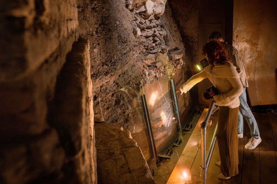 Bezoekers ontdekken het Romeinse verhaal van Castellum Traiectum, onder het Domplein.