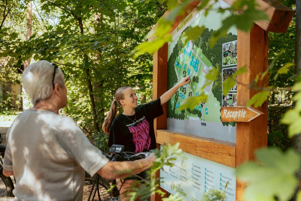 Fietsers bij een fietsknooppuntenbord bij Vakantiepark Zevenbergen