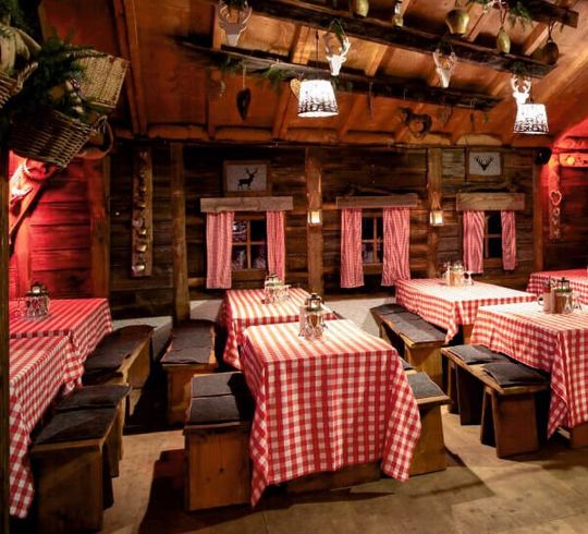 Het interieur van de Tiroler Hof, het tijdelijke restaurant onderaan de Kuinderberg