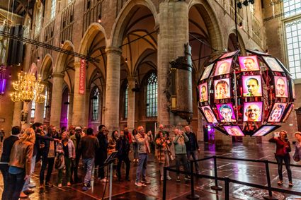 Bezoekers tijdens de Nacht van Ontdekkingen in de Pieterskerk