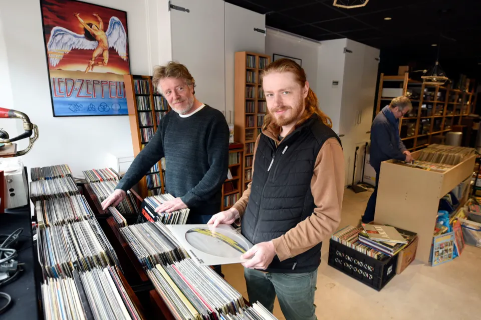 Hielko en Melle Meijer in hun vintage audiozaak Hifistereo.nl in Woerden tussen bakken met lp’s, platenspelers en hifi-apparatuur