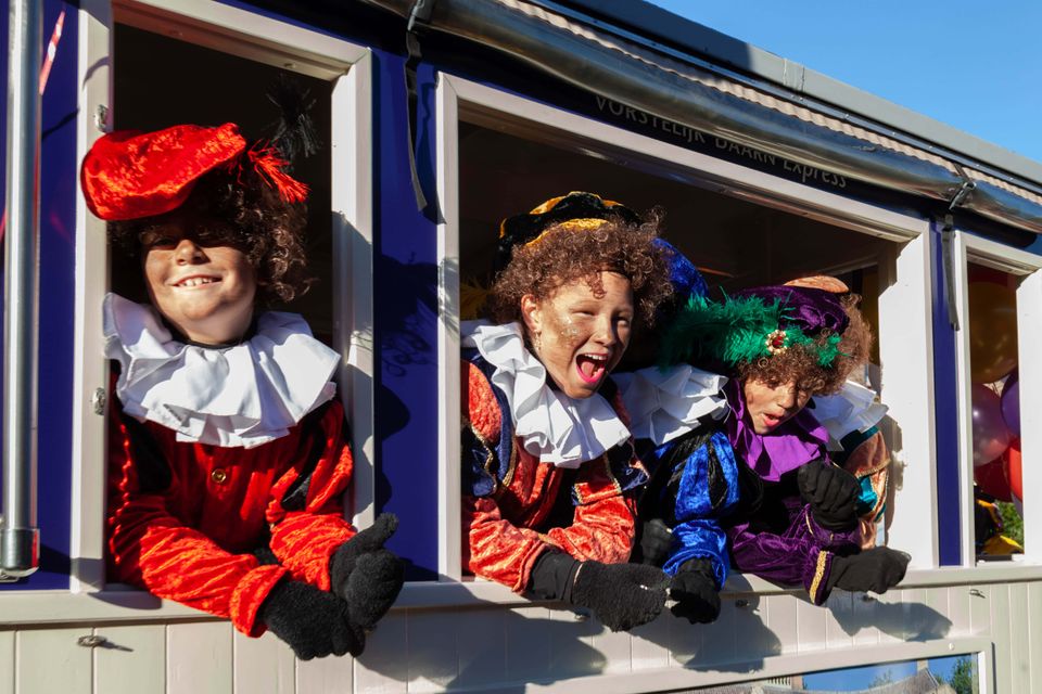 Pietjes in trein tijdens sinterklaasintocht