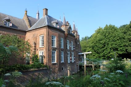 Kasteel Maurick met daarvoor de oude gracht