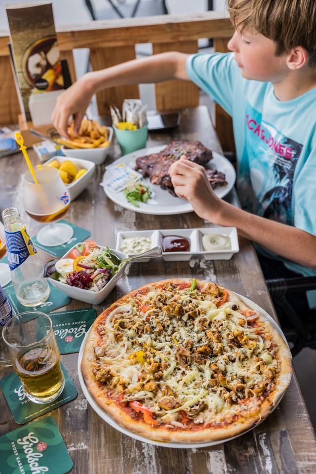Pizza eten bij eetcafe de Boeier in Heeg