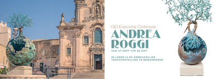 Kunstwerk van Andrea Roggi in de vorm van een bol waaruit een boom groeit met op de achtergrond een oud Italiaans gebouw.