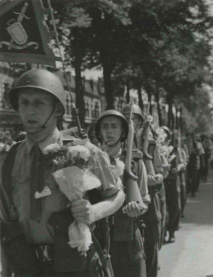 Intocht van een militair detachement op de afstand van 40 km op de St. Annastraat op de vierde dag van de 40e Vierdaagse