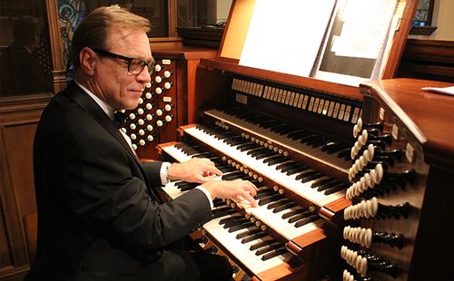 Een pianist achter de piano