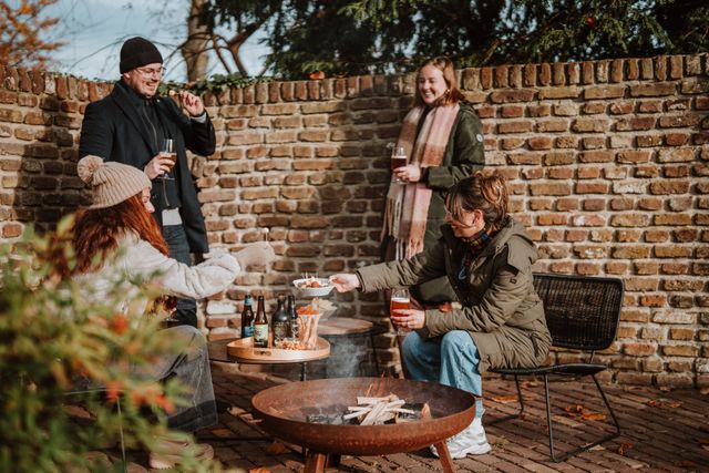 Borrelen bij het kampvuur in Kasteelhoeve d'Erp in Peel en Maas