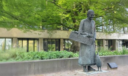 Beeld van markante koopvrouw uit Bladel