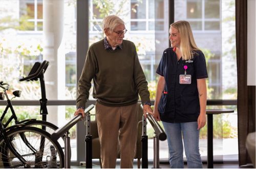 iemand die hulp krijgt met sporten