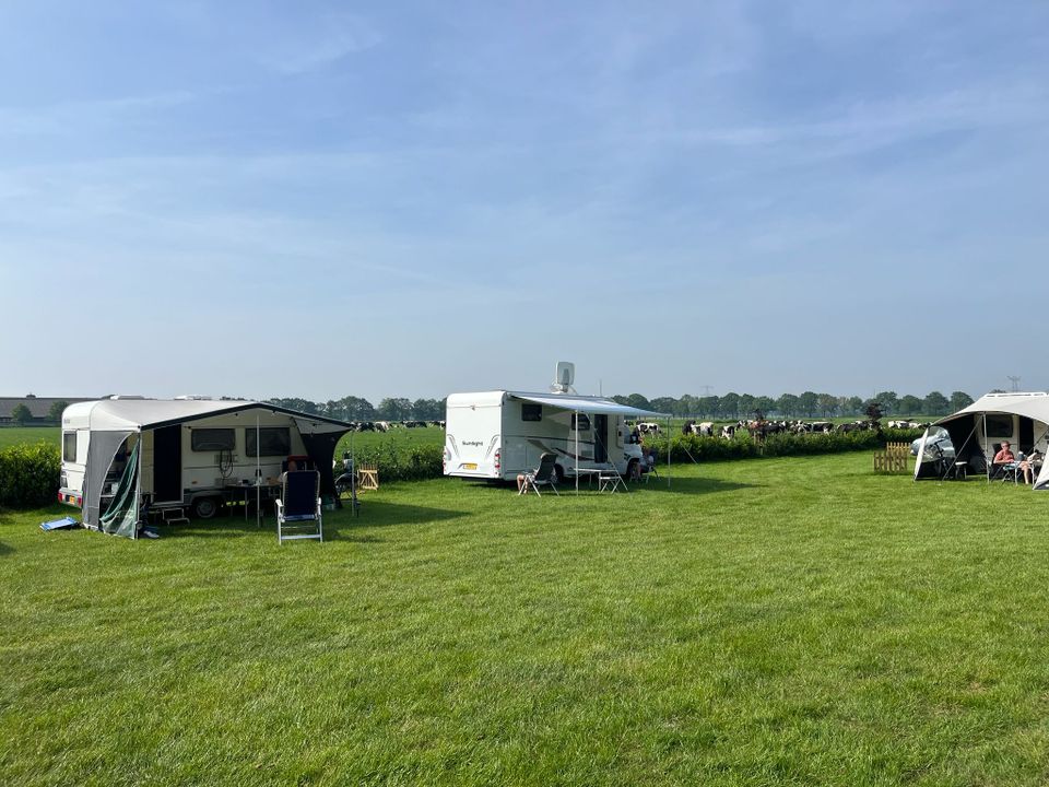 campingveld met kampeerders