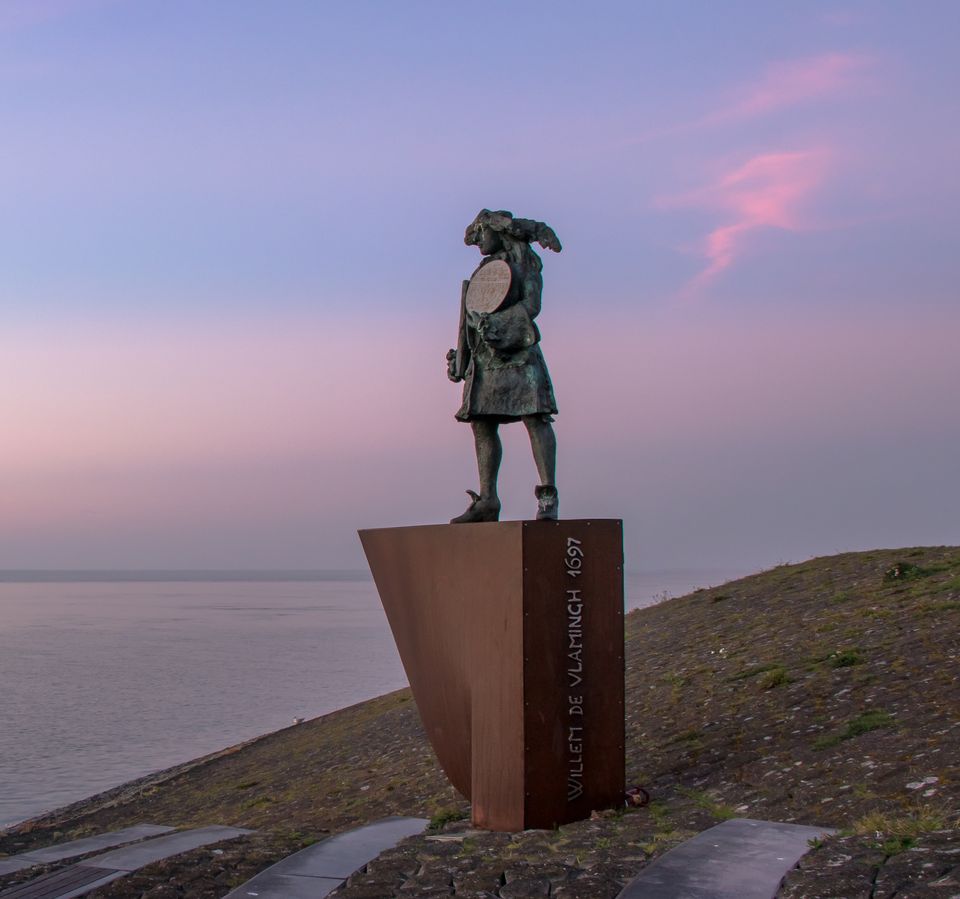 Vlieland willem de vlamingh met paars roze lucht (klein)